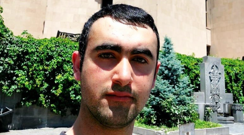 Ղարաբաղցի էրեխեն եկավ ու ձեր համար զոհվեց, հուսամ հիմա սիրտներդ տեղն ընգավ,ապրիլյան քառօրյա պատերազմում զոհվել էր նրա հայրը. (լուսանկար)