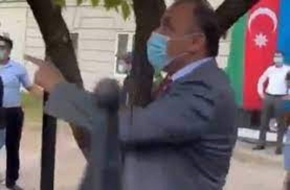 ԱՄՆ-ում Ադրբեջանի դեսպանատան ներկայացուցիչը հայհոյում է հայ կանանց եւ պատռում ակցիայի մասնակիցների ցուցանակը