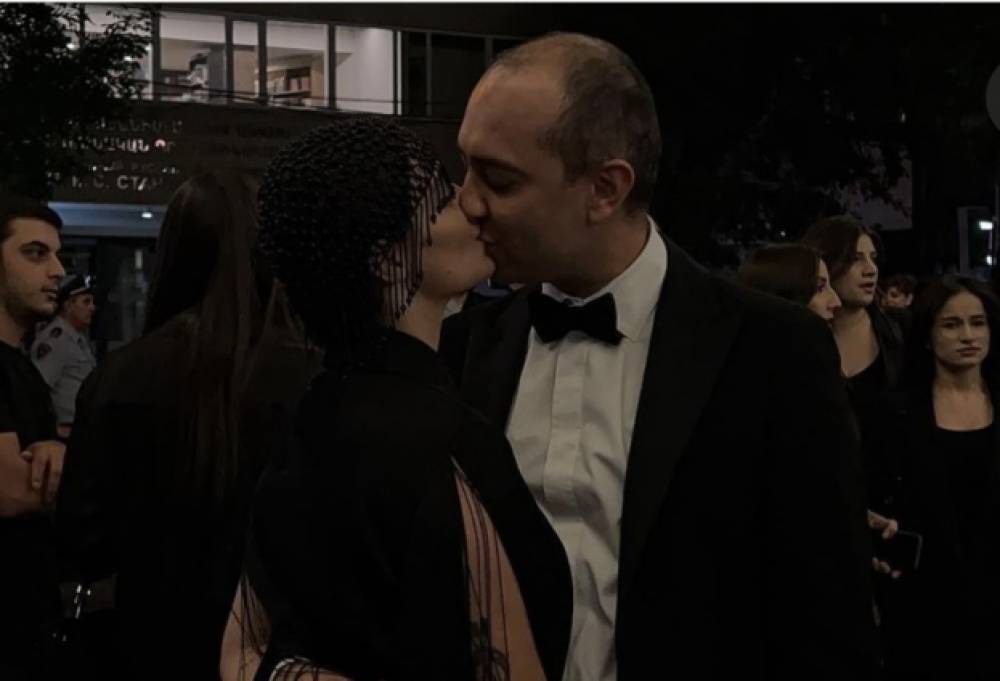 Դիանա Մալենկոյի եւ Էդուարդ Աղաջանյանի համբույրը՝ «Սեւազգեստ կանայք» ֆիլմի պրեմիերային