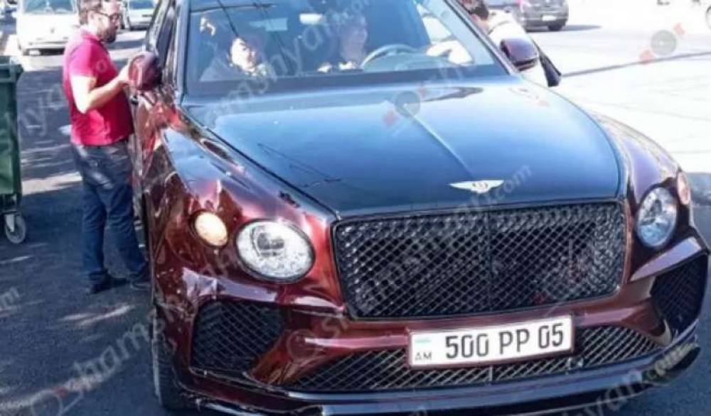 Երևանում Bentley-ով վթարի է ենթարկվել հայտնի գործարարներից մեկի ազգականը