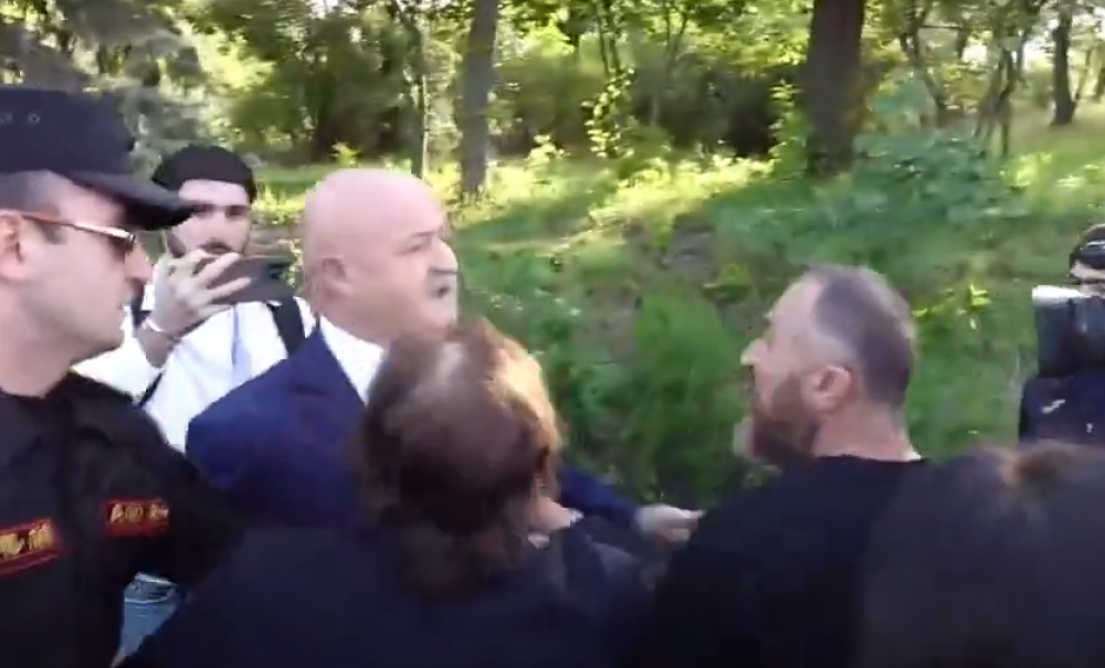 «Ռա՜դ եղեք ստեղից, այ դավաճաննե՛ր». Եռաբլուրում ծնողների և ՔՊ-ականների մեջ միջադեպ եղավ,  ապտակեցին Հովիկ Աղազարյանին