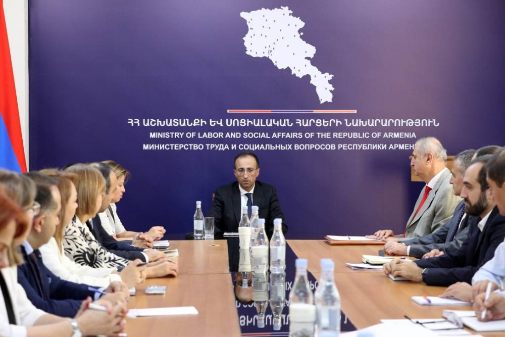 Խնդրում եմ պահպանել օրենքով սահմանված հիերարխիան. Արսեն Թորոսյանն աշխատակազմի հետ խորհրդակցություն է անցկացրել