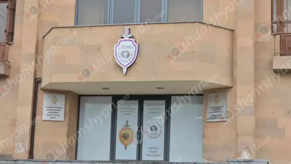 Երևանում վնասել են թանկարժեք «Mercedes», ապա «Porsche Cayenne»-ով դիմել փախուստի․ «Porsche Cayenne»-ը հաշվառված է ՀՀ-ում հայտնի գործարարի տղայի անվամբ