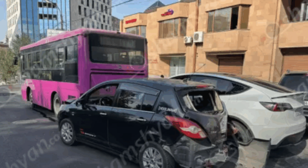 Ազատության պողոտայում բախվել են «Tesla»-ն, «Nissan»-ն ու թիվ 10 երթուղին սպասարկող ավտոբուսը