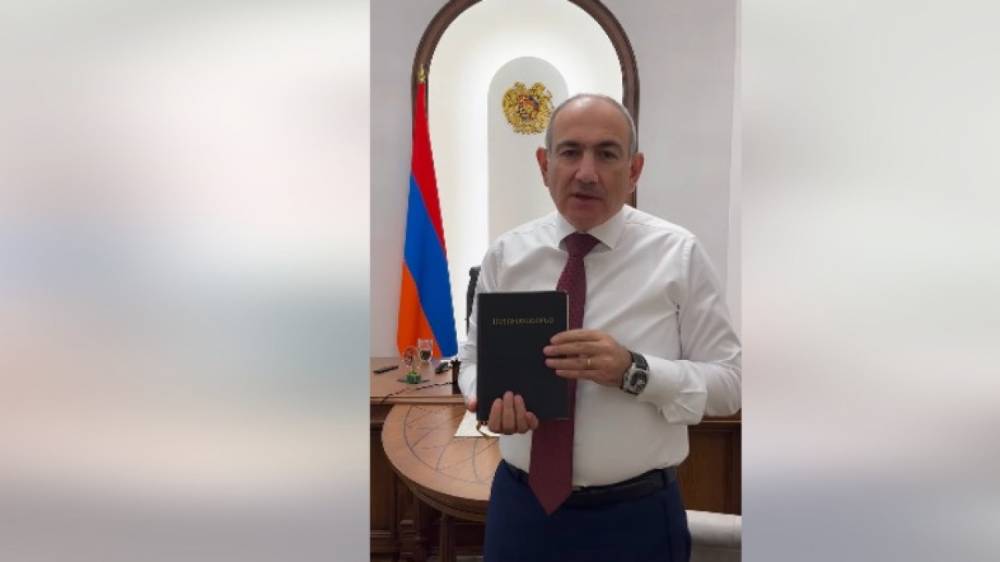 Նիկոլ Փաշինյանը բանտի իր Աստվածաշունչը նվիրում է Վաշինգտոնի Աստվածաշնչի թանգարանին (տեսանյութ)