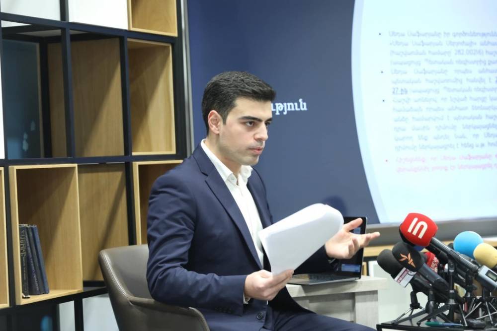 «Ձեռագրերը չեն այրվում, էնպես որ, լսեք ձեր ֆյուրերին և հանգիստ նստեք տեղներդ»․ Սոս Հակոբյանը՝ Ալեն Սիմոնյանին ու նրա թիմակիցներին