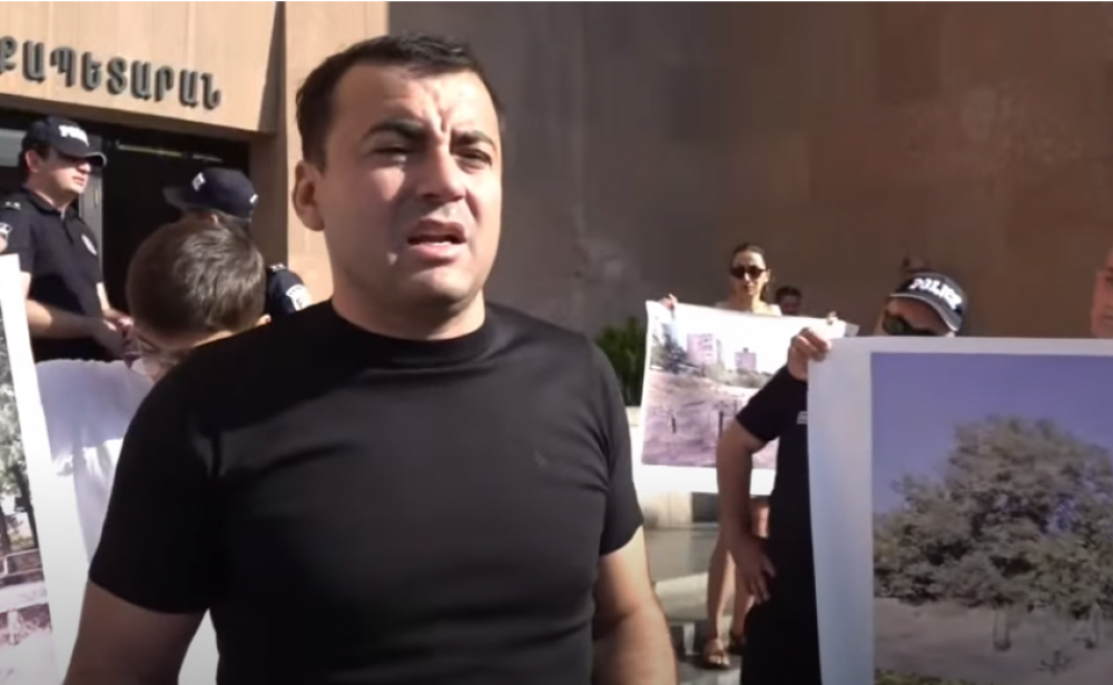 Բողոքի ակցիա. պահանջում են շենք կառուցելու համար չքանդել խաղահրապարակը