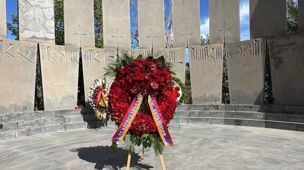 Սերժ Սարգսյանի անունից ծաղկեպսակ է դրվել «Եռաբլուր» զինվորական պանթեոնում