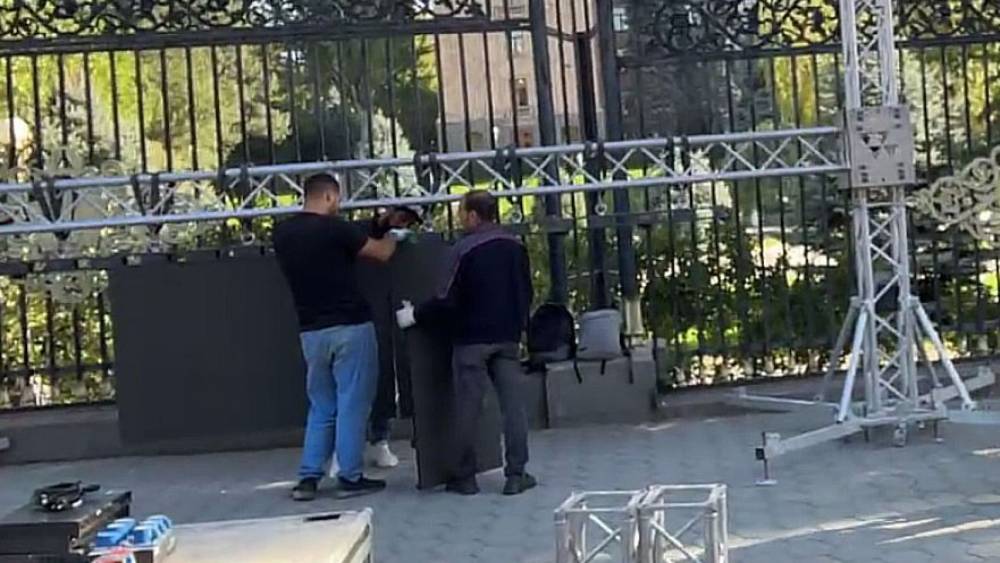 ԱԺ դիմաց այս պահին մեծ էկրան է տեղադրվում