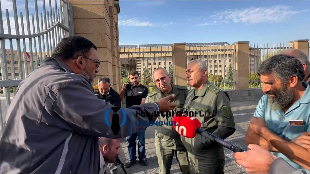 Լարված իրավիճակ. զոհվածների և անհետ կորածների ծնողները փակել են ՊՆ-ի շենքի մուտքն ու ելքը