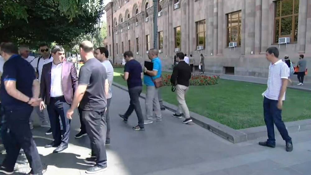 Հիմա. Լարված իրավիճակ Հրապարակում. քաղաքապետարանի աշխատակիցները քանդման աշխատանք են անում.ՈՒՂԻՂ
