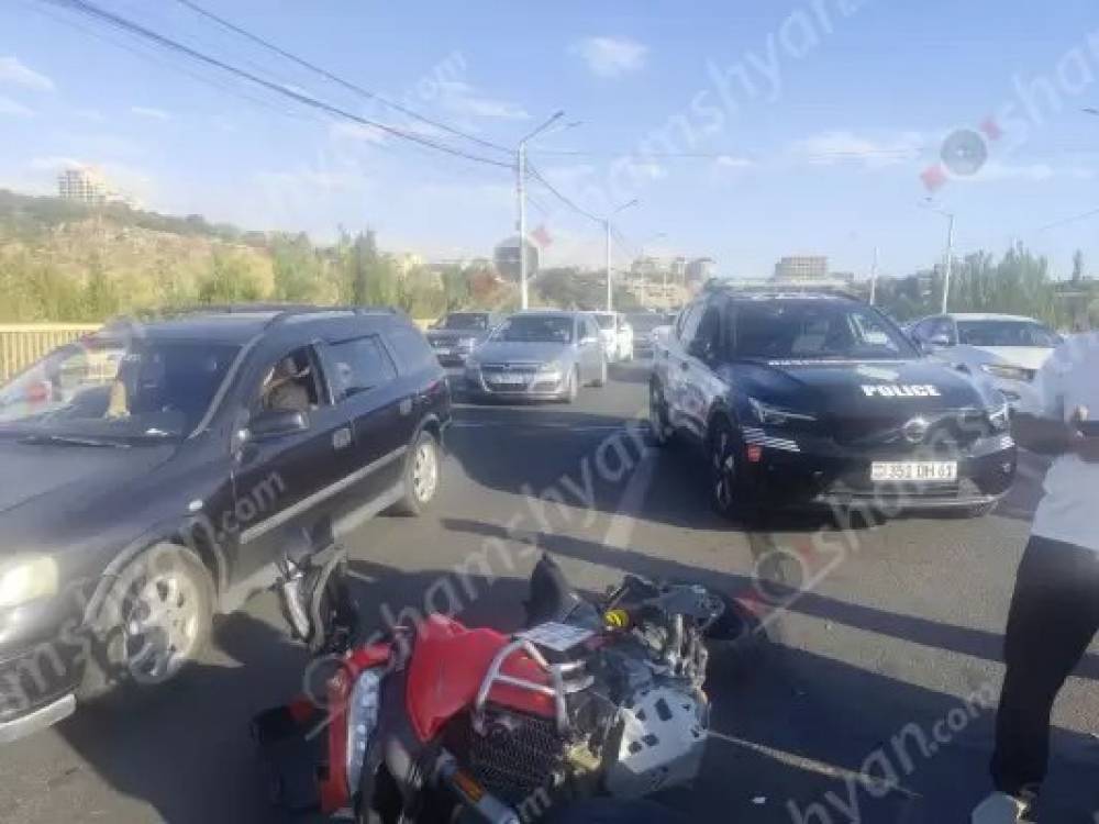 Դավիթաշենի կամրջի վրա բախվել են մեքենան և մոտոցիկլը․ մոտոցիկլավարը հոսպիտալացվել է