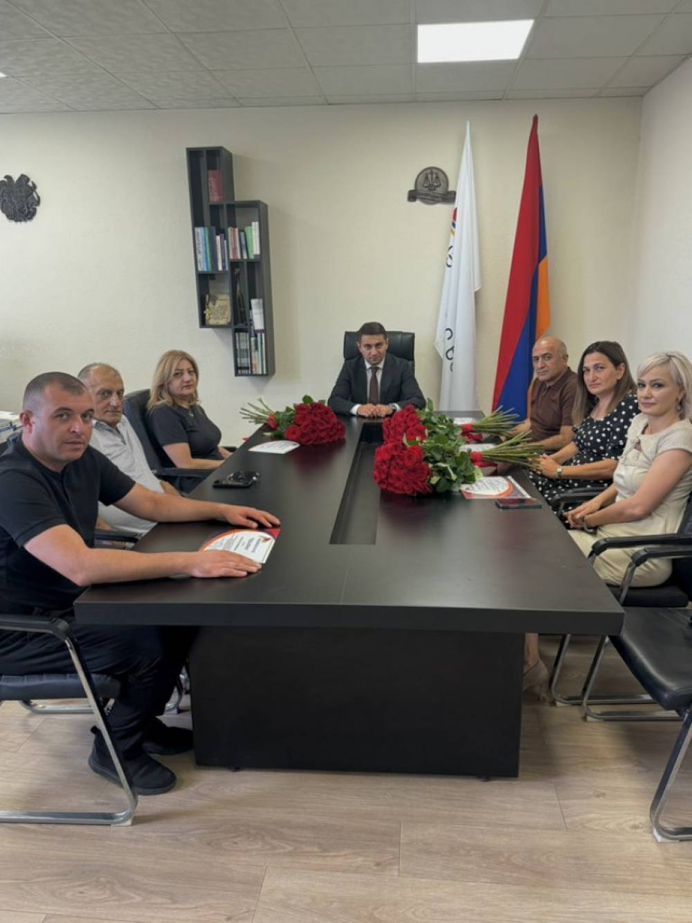 «Հայաստանը ես եմ» նախաձեռնության ղեկավար Նաիրի Սարգսյանը պատվոգրեր է հանձնել նախաձեռնության՝ քաղաքացիների աջակցման կենտրոնների ղեկավարներին