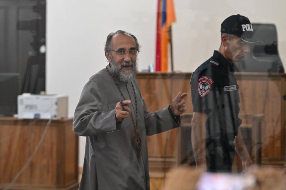 Միքայել Սրբազանի կալանքը մեկ ամսով երկարաձգեցին
