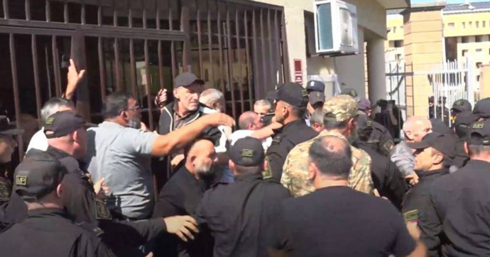 ԳՇ պետ Էդվարդ Ասրյանն ընդունել է ակցիա իրականացնող անհայտ կորածների հարազատներին․ ՊՆ խոսնակ