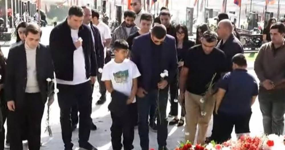ՀՀԿ-ականները Եռաբլուրում են, ծաղիկներ են խոնարհում 44-օրյա պատերազմում զոհված հերոսների հիշատակին