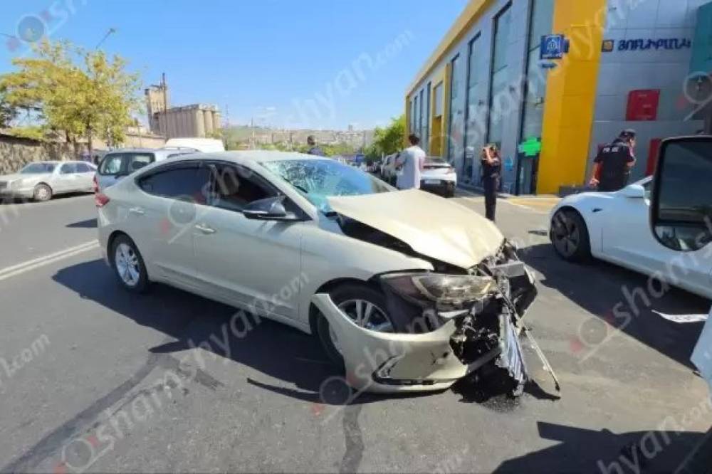«Hyundai Elantra»-ն վրաերթի է ենթարկել հետիոտնի, ապա բախվել «Ford Transit»-ին, վերջինն էլ բախվել է «Tesla»-ին. պայքարում են վիրավորի կյանքի համար