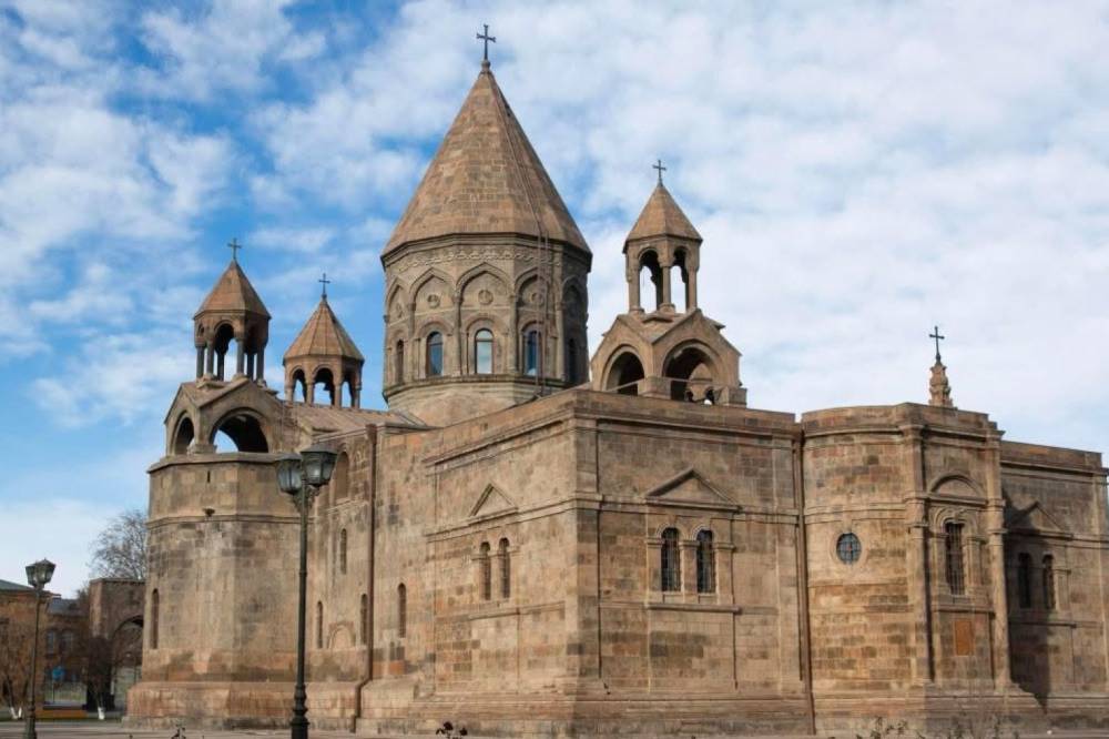 «Մտահոգիչ է, որ պատմական կեղծիքների տարածմանը մասնակից են դարձվում Ադրբեջանում հավատարմագրված օտարերկրյա դիվանագետները»․ Մայր Աթոռը դատապարտում է