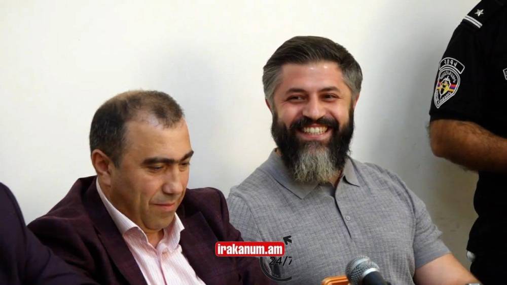 Ալիկ Ալեքսանյանը ոստիկանների ուղեկցությամբ եկավ դատարան.ինչպես դիմավորեցին նրան