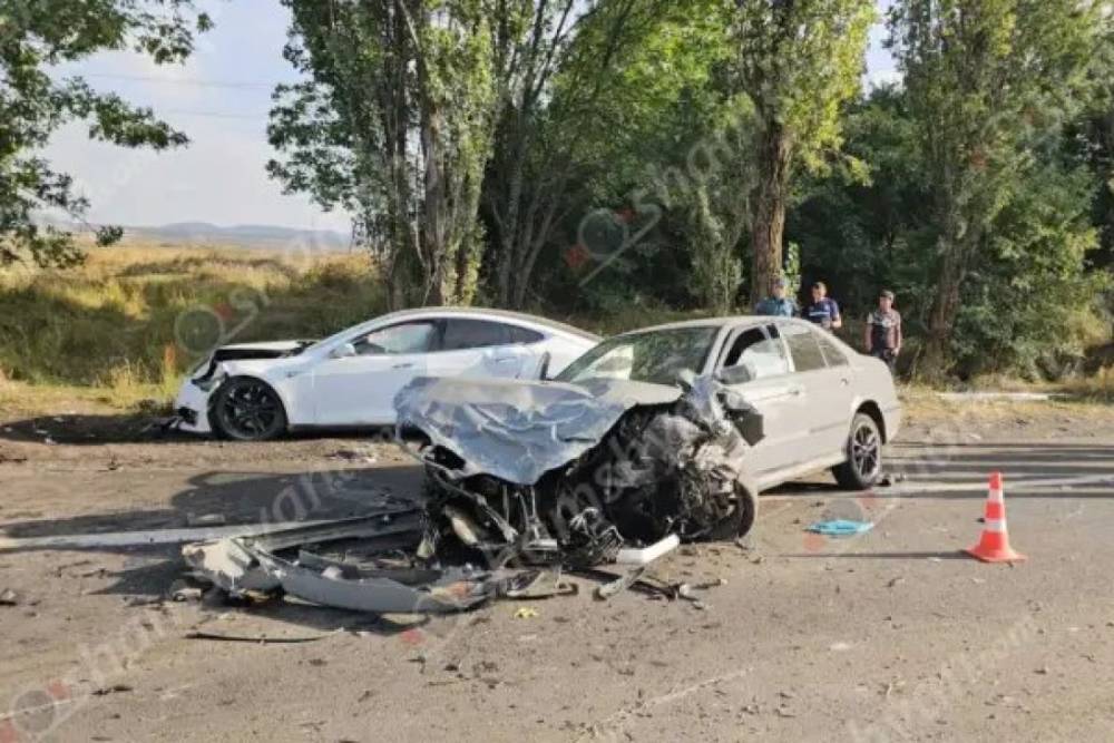 Խոշոր ավտովթար՝ Կոտայքի մարզում․ մի քանի ավտոմեքենա բախվել է երկաթե արգելապատնեշներին․կան վիրավորներ