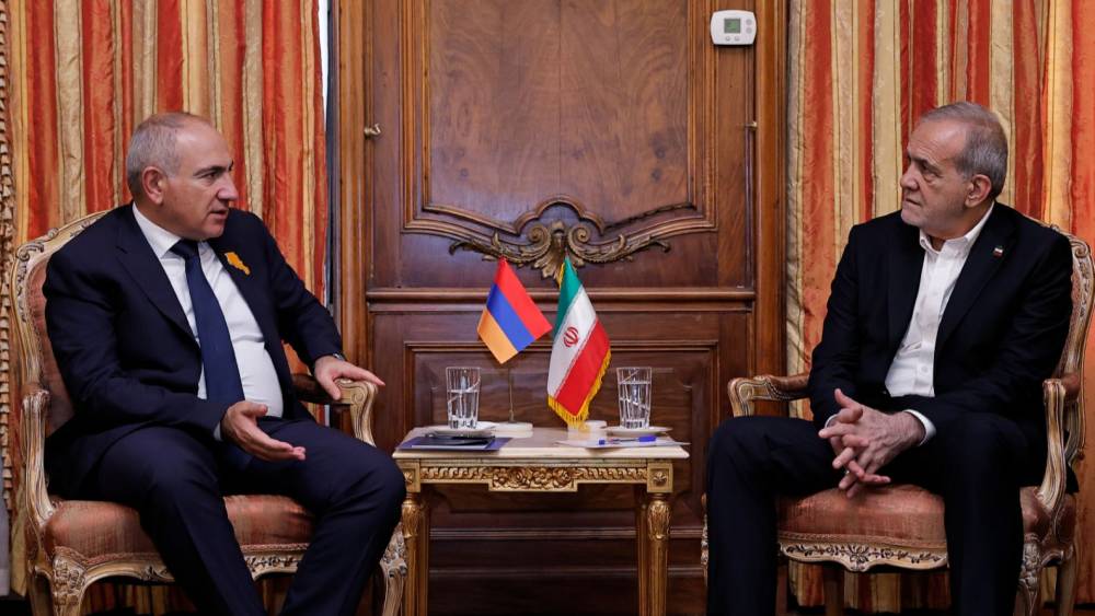 Հազիվ թե լինի լուսանկար, որտեղ Նիկոլ Փաշինյանը գիրկն է առել Փեզեշկիանի նվիրած գիրքը. Հակոբ Բադալյան