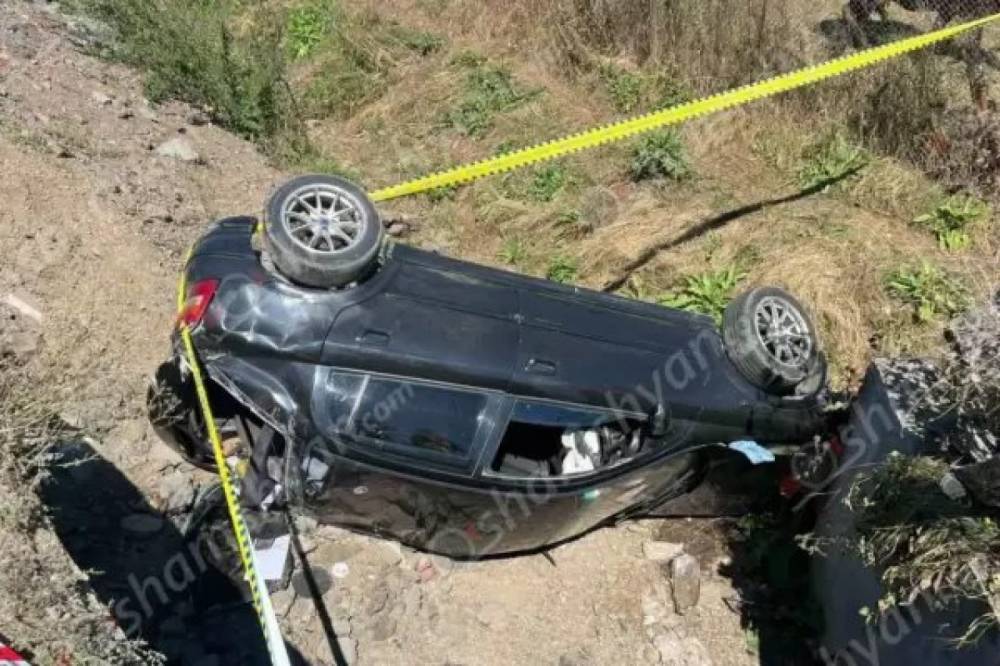 Վարորդը կայանել է իր ավտոմեքենան, իջնելիս «Opel Astra»-ն վրաերթի է ենթարկել նրան, բախվել բետոնե պատնեշին և կողաշրջված հայտնվել ջրատարում