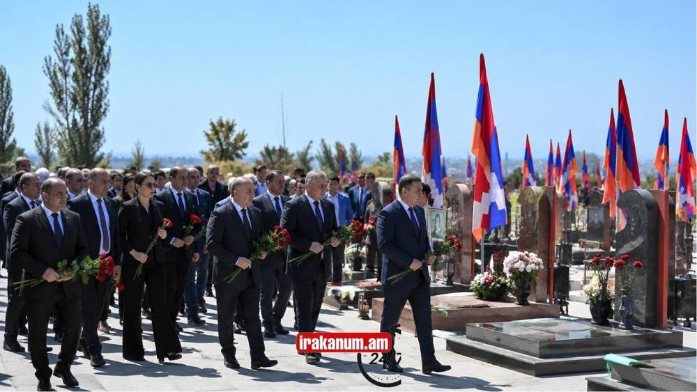 Հիմա. Արցախի անկախության օրն է. պաշտոնյաներն այցելում են Եռաբլուր