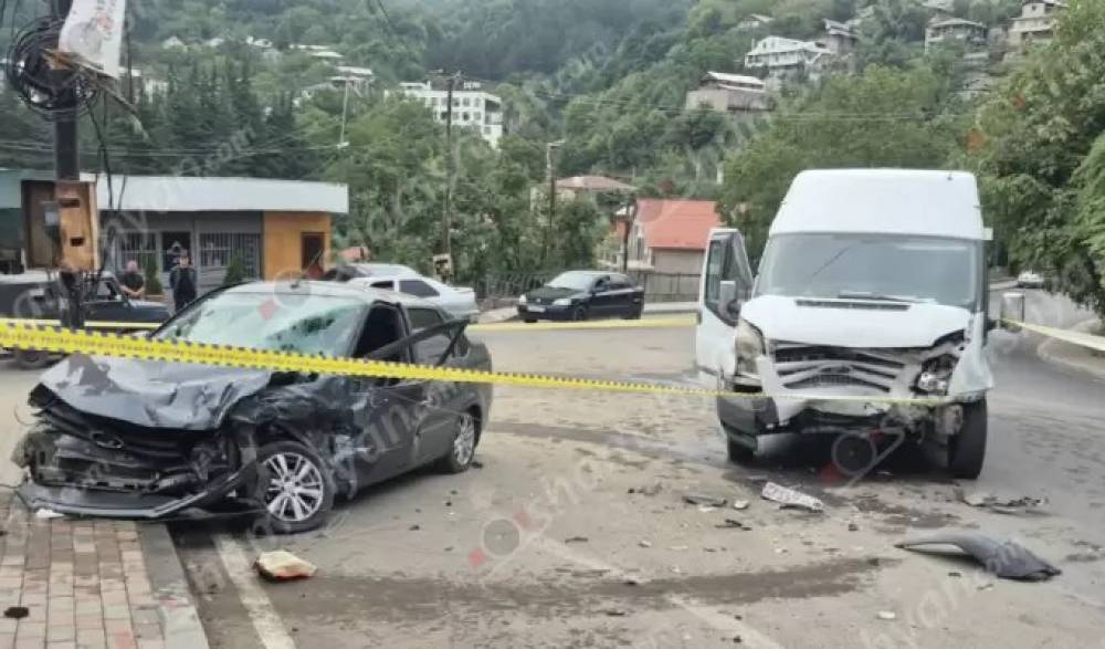 Բախվել են «Ford Transit»-ն ու «Lada Granta»-ն․ կան վիրավորներ